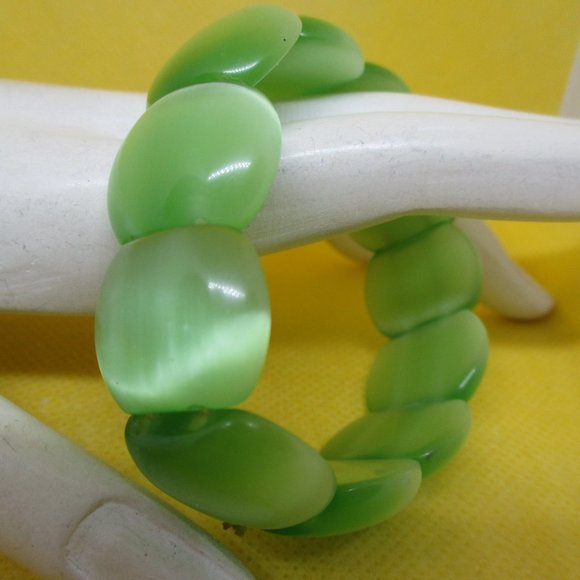LARGE GLASS MOONGLOW Bracelet Large Green Oval Glass Moonglow Beaded 2 Elastic - Picture 5 of 9